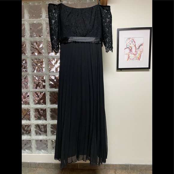 City Chic Trendy Plus Size Intriguing Off-The-Shoulder A-Line Gown Size 20W - Picture 2 of 7